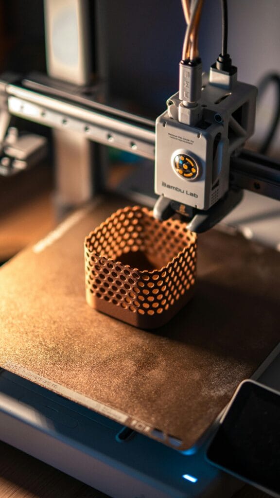 drukarka 3D Bambu Lab, widok na stół z wydrukowanym detalem